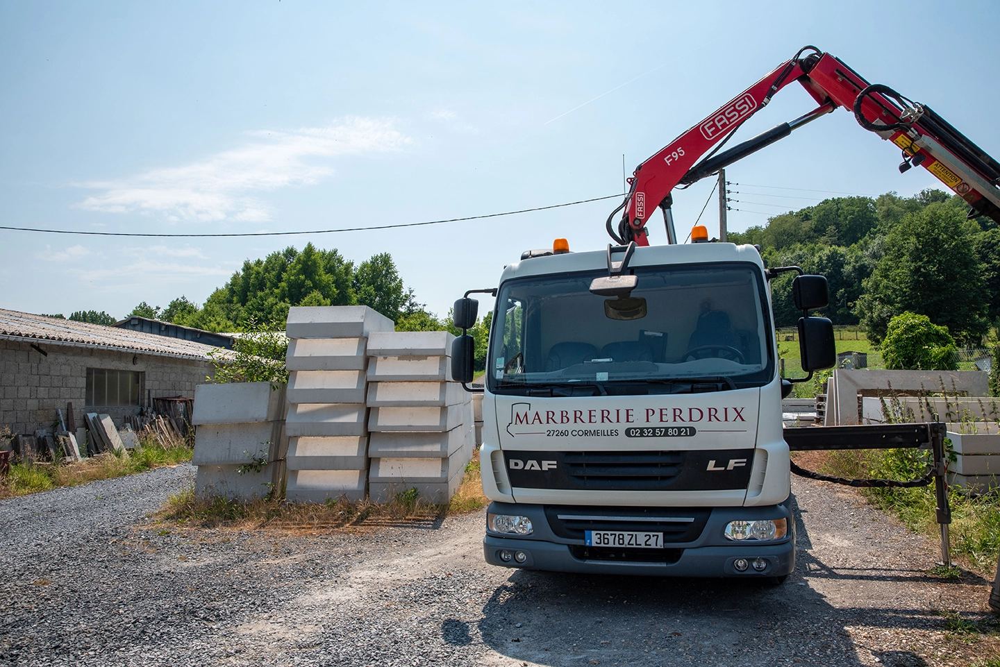 Camion-grue de la marbrerie perdrix